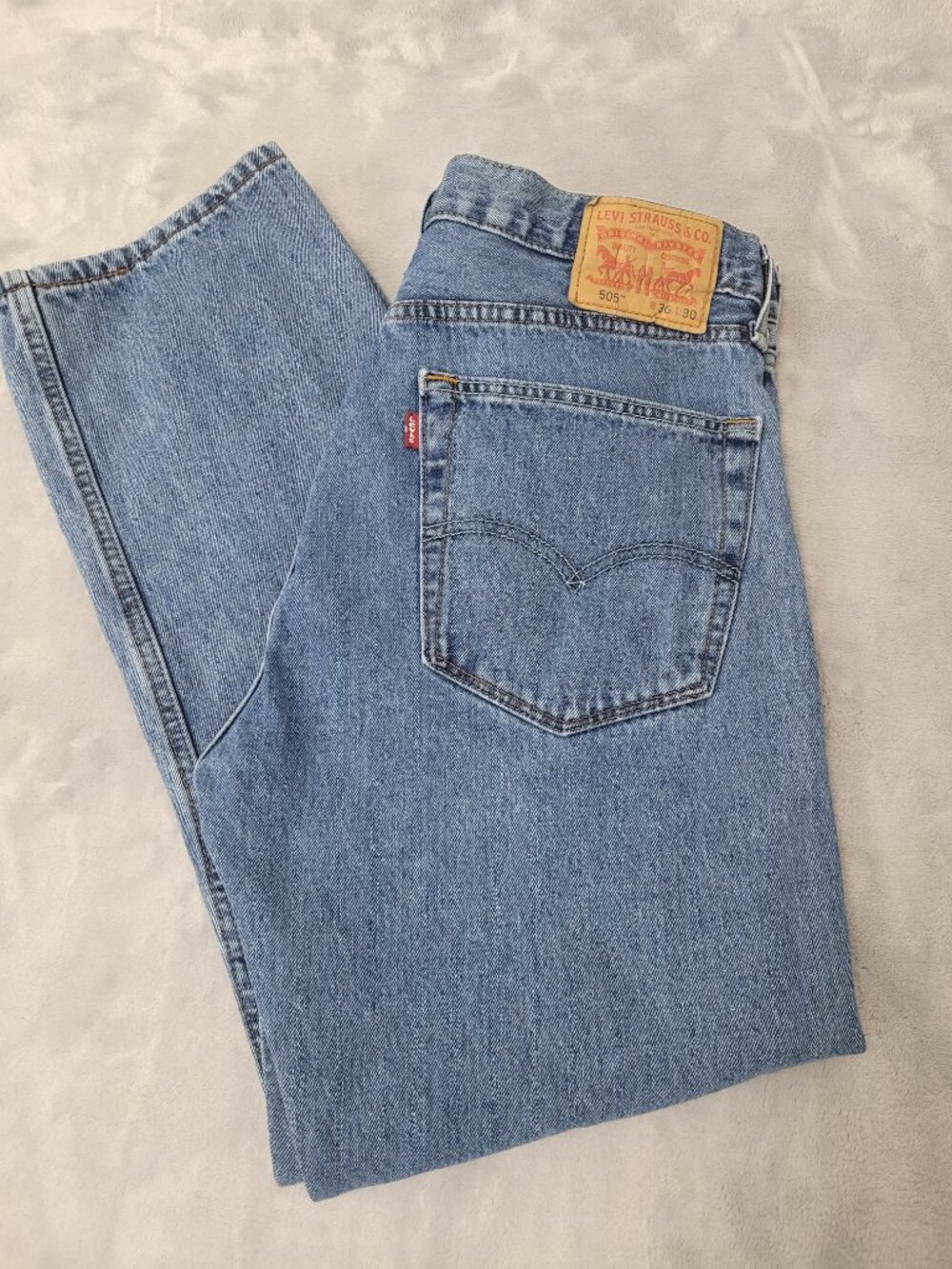 Levi’s 505 Men’s Regular Fit Straight Leg Medium Wash Jeans 36 x 30